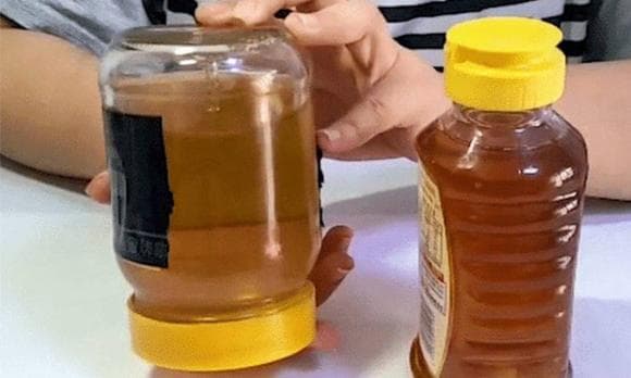 Pot de miel retourné pour test de qualité