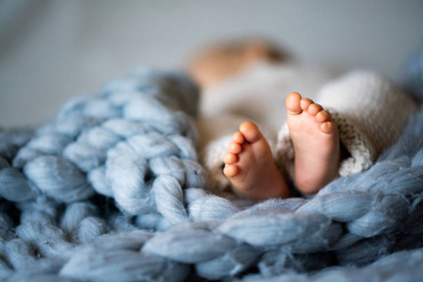 Femme contemplant un bébé endormi