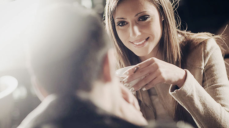 Couple échangeant des regards complices
