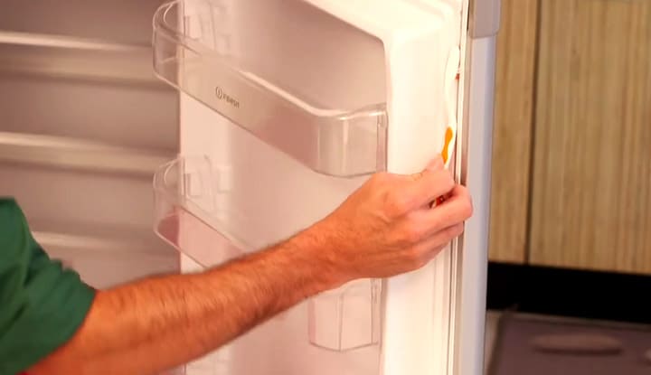 Nettoyage des rainures de porte de frigo