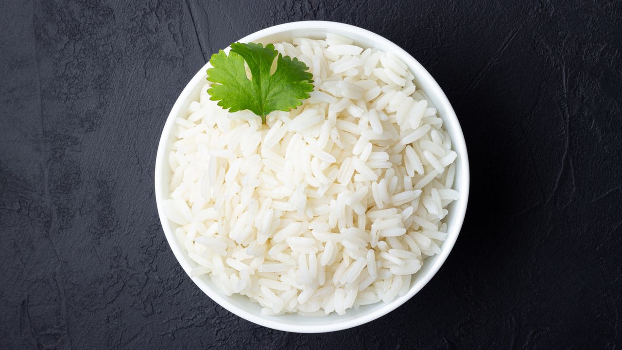 Riz cuit dans un bol
