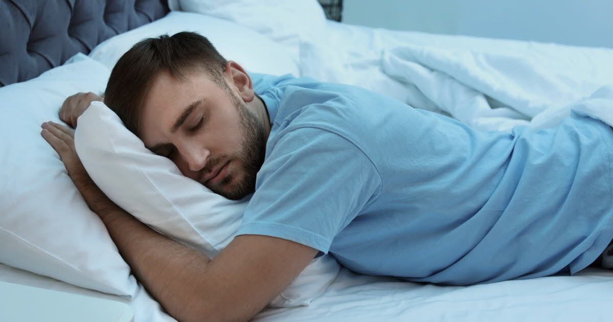 Femme dormant dans une mauvaise position