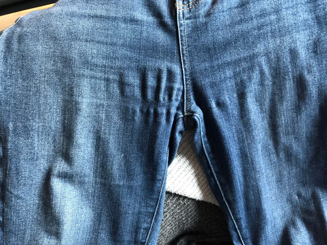 Détail d'un jean ondulé