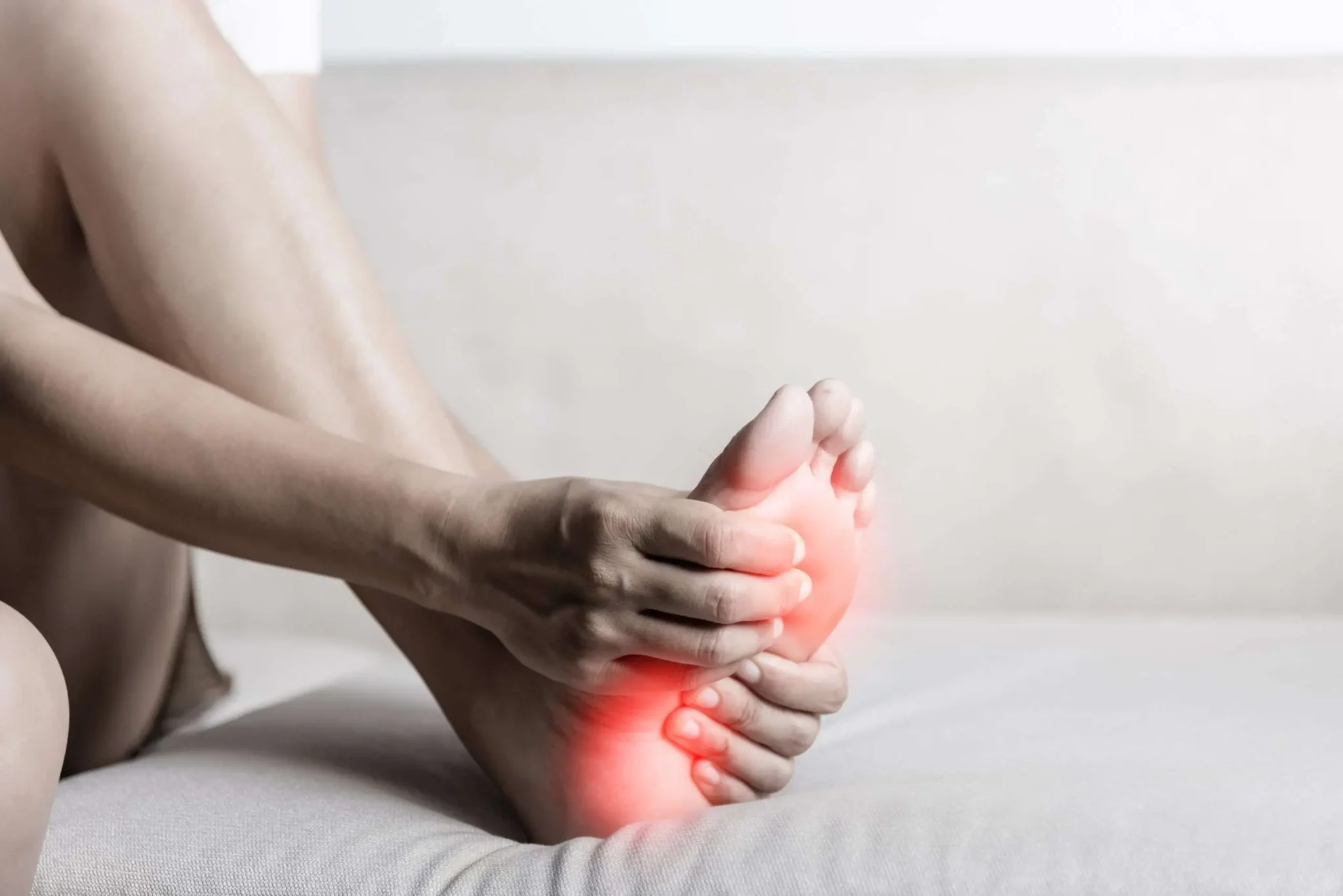 Personne étirant ses jambes avant de dormir