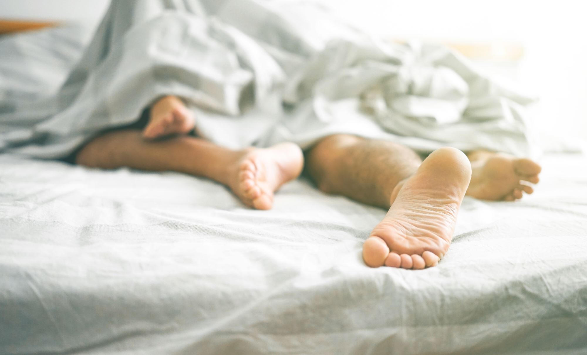 Couple dans une étreinte passionnée