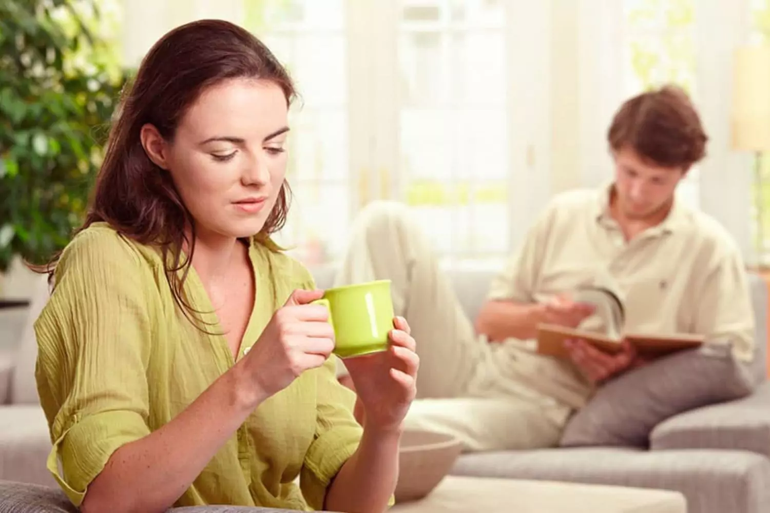 Couple assis dos à dos, illustrant la distance dans une relation