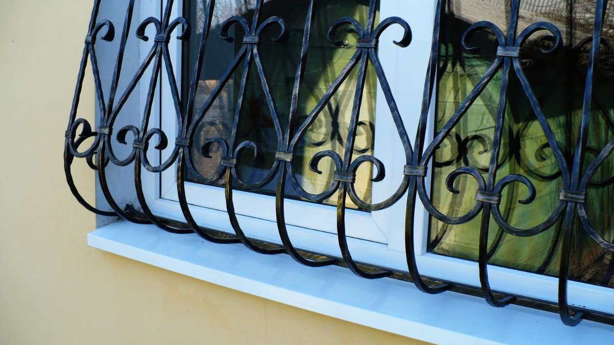 Grille de fenêtre bombée avec jardinière