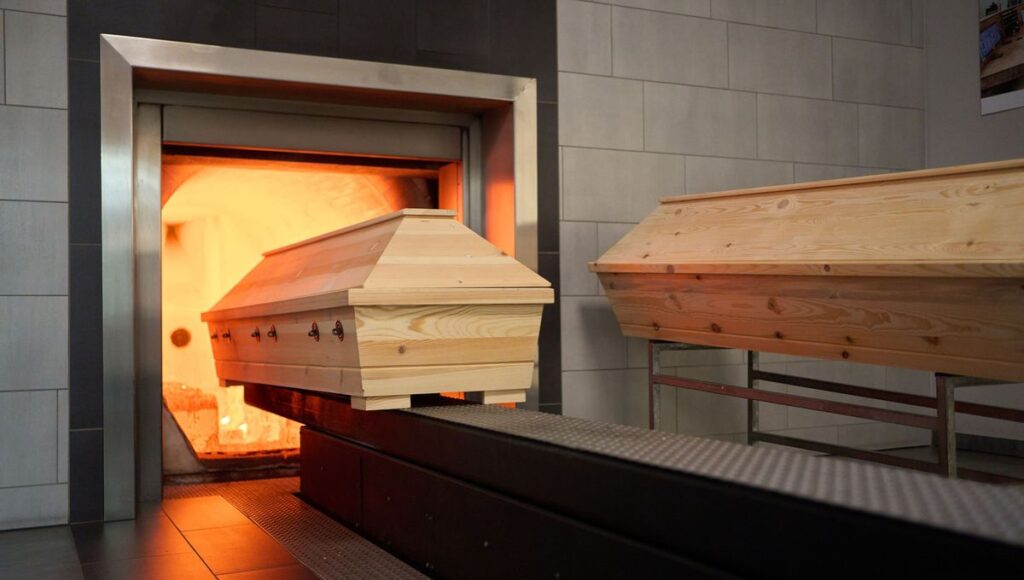 Cérémonie de crémation moderne dans un crématorium