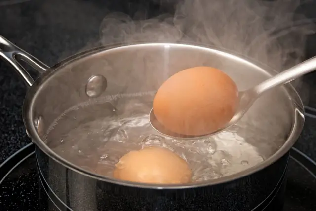 Minuterie et œufs dans une casserole