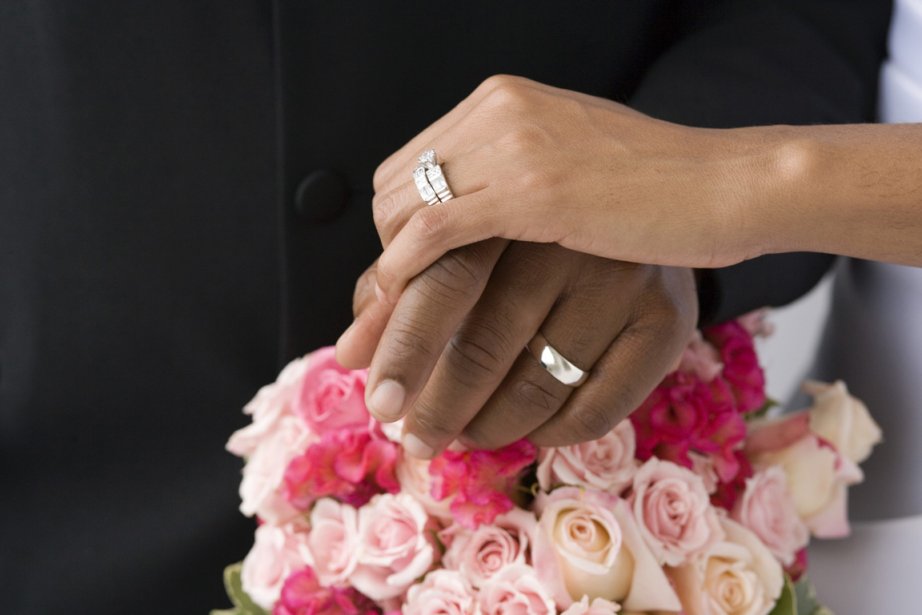 Couple marié échangeant des regards complices