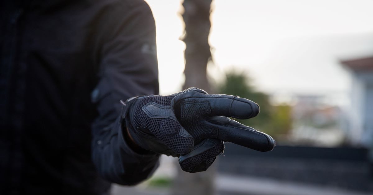 Deux motards échangeant le signe en V sur la route