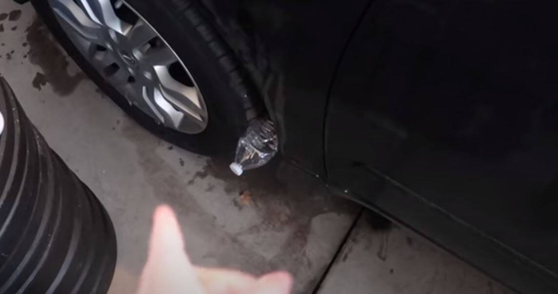 Parking avec divers débris et détritus au sol