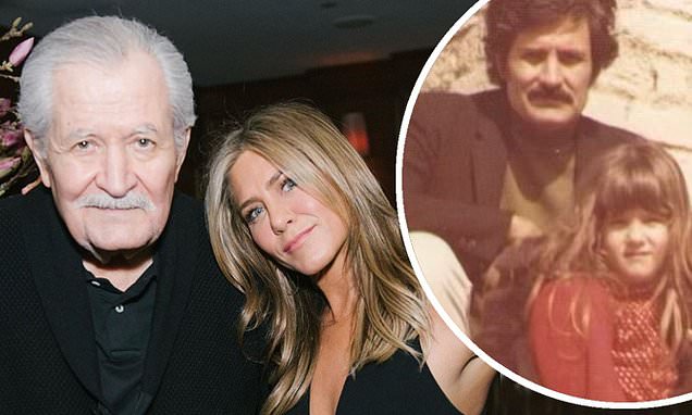 Jennifer Aniston et son père John Aniston partageant un moment complice