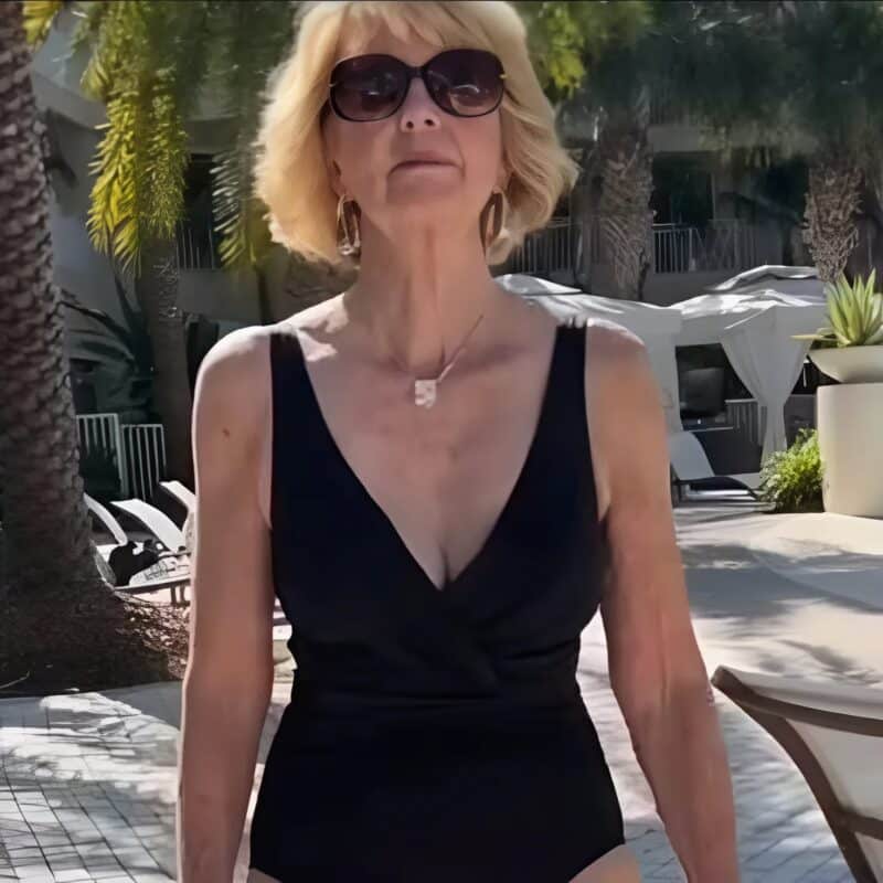 Femme âgée portant un maillot de bain noir avec élégance