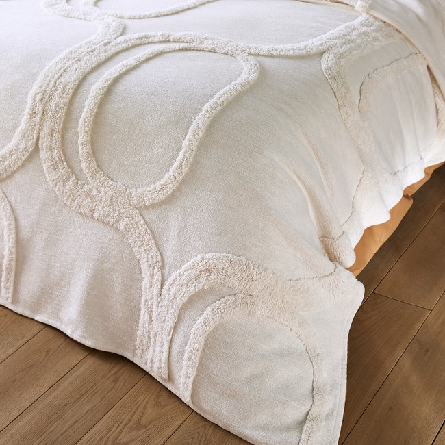 Chambre d'hôtel avec lit soigneusement fait