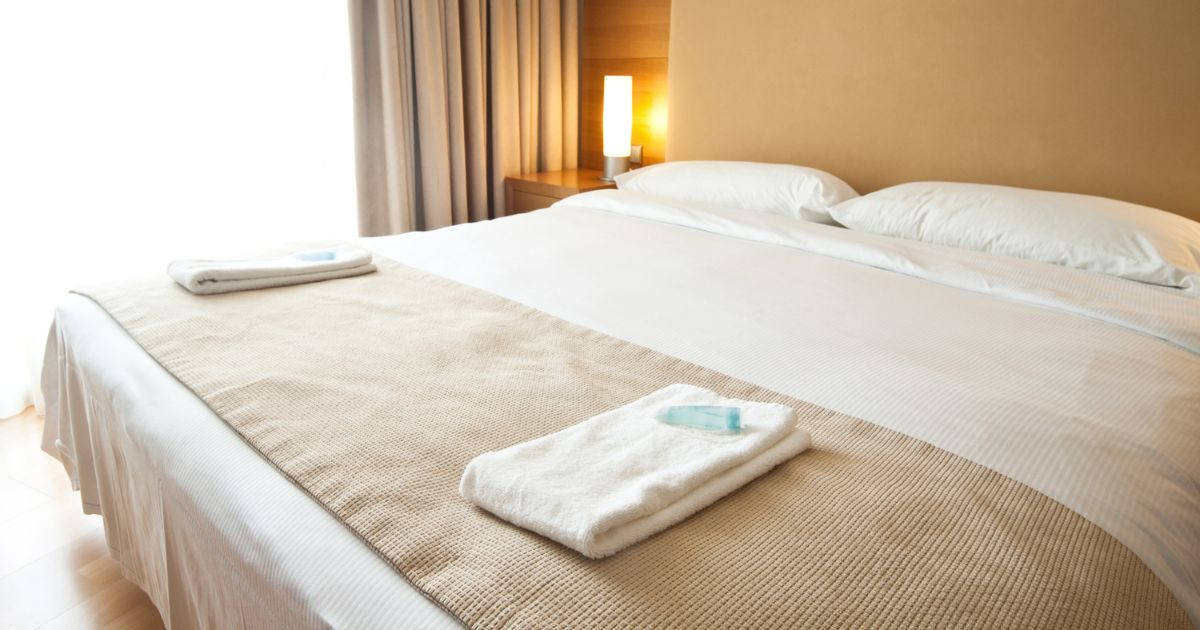 Bandeau textile élégant sur un lit d'hôtel
