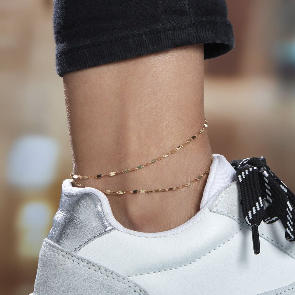 Bracelets de cheville modernes en accumulation