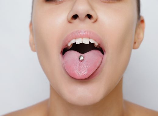 Piercing lingual de près