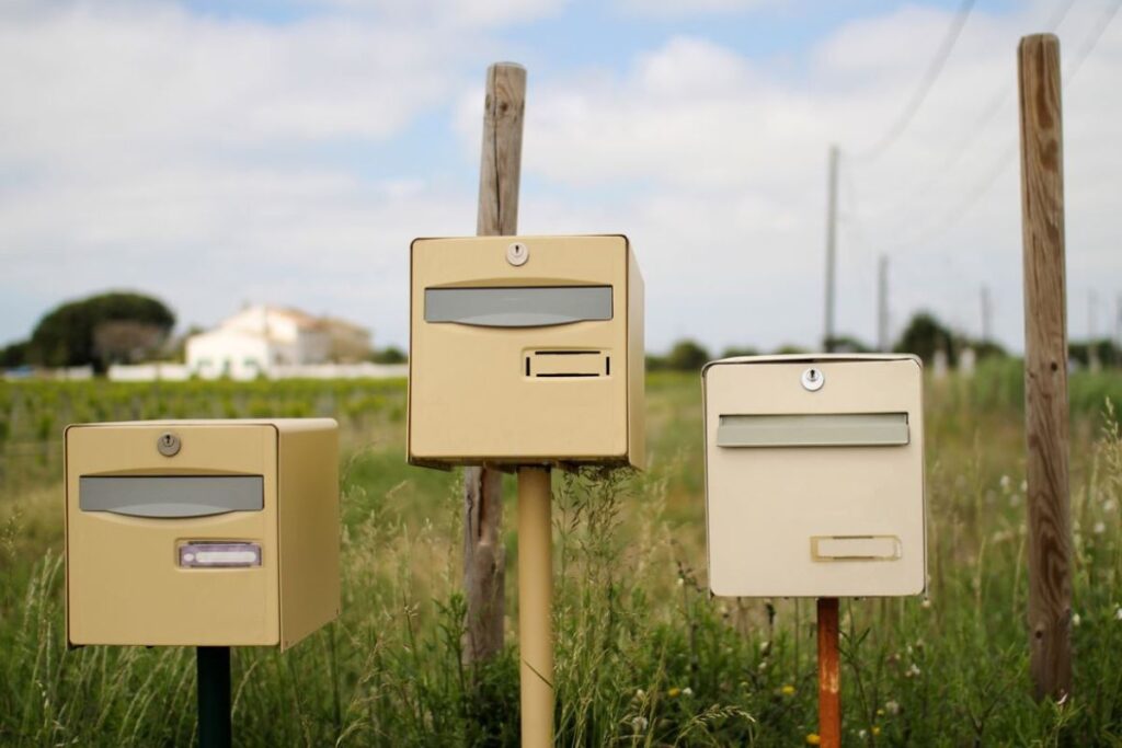 Boîte aux lettres abîmée par un acte de malveillance