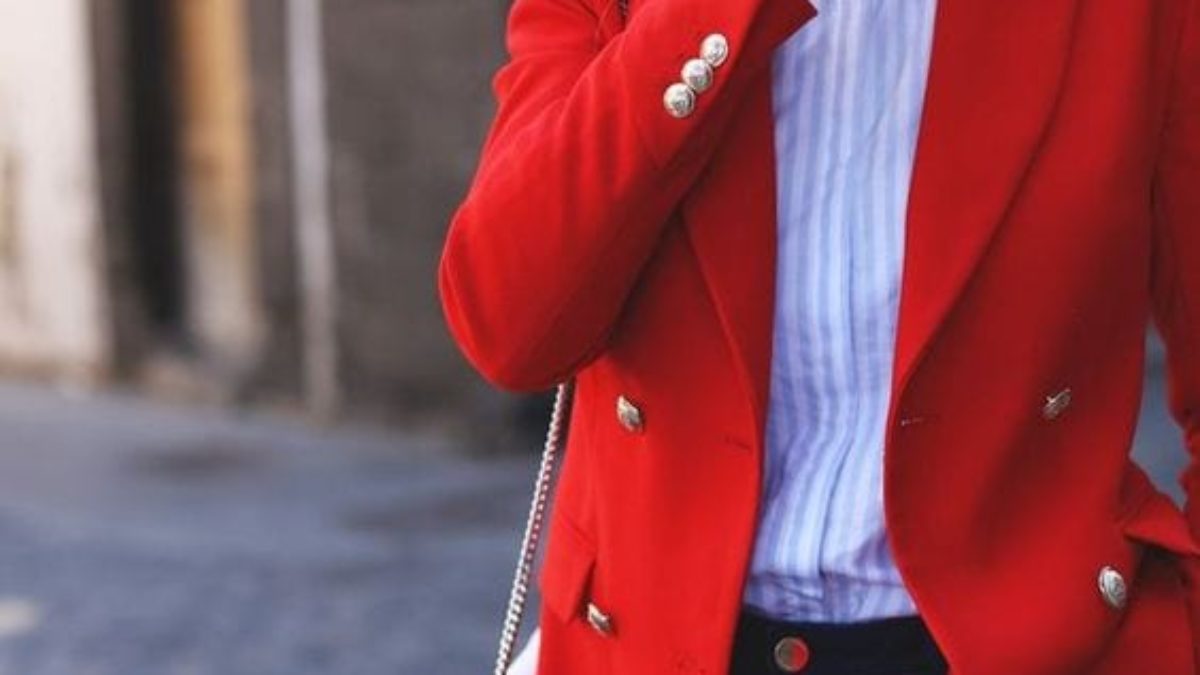 Comment porter un blazer rouge avec élégance