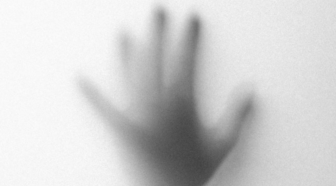 Main tendue vers une présence invisible