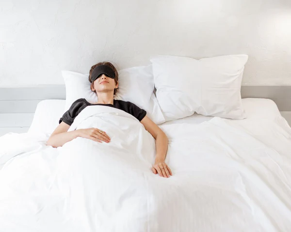 Posture de sommeil sur le dos, démontrant un bon alignement corporel