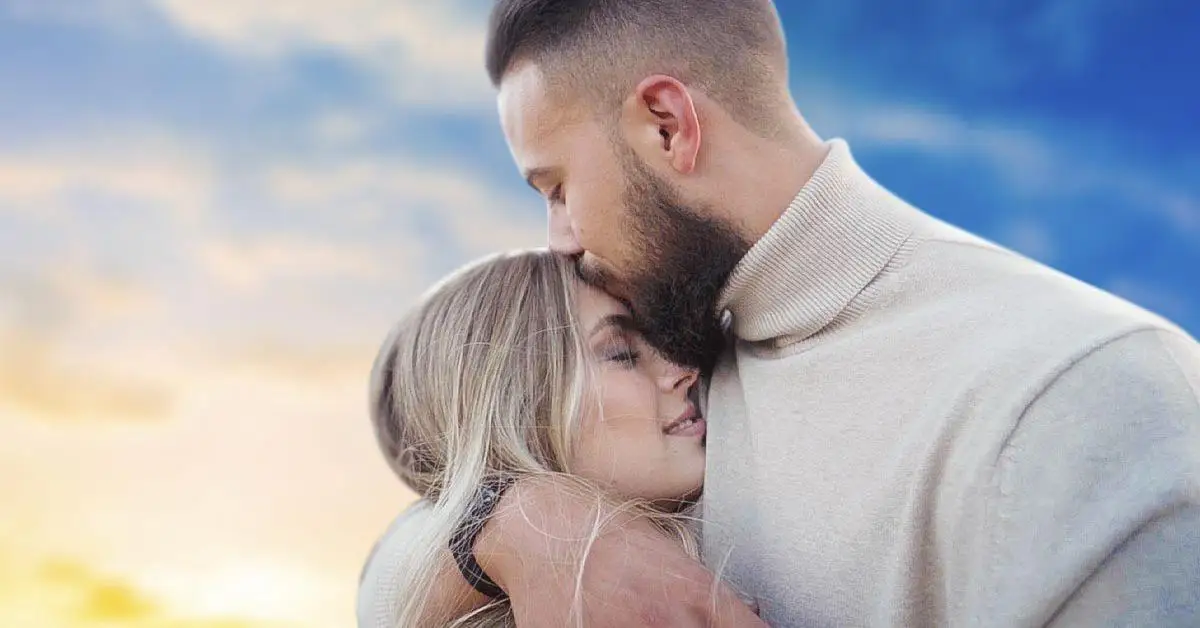 Baiser sur le front symbolisant l'amour protecteur
