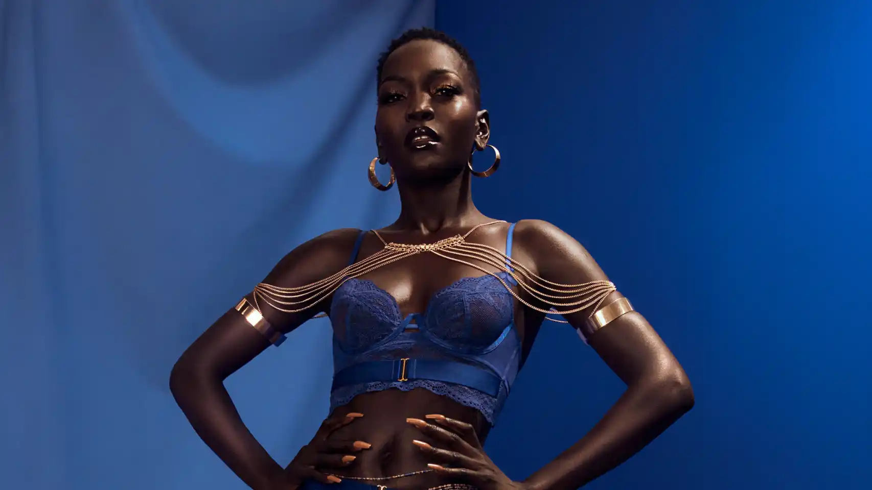Nyakim Gatwech, mannequin sud-soudanaise au teint d'ébène, posant avec assurance