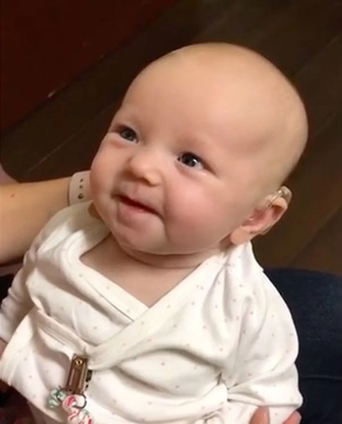 Réaction émouvante d’un bébé sourd découvrant la voix de sa mère