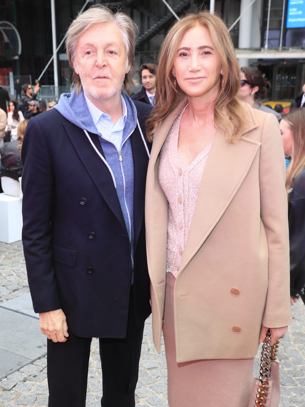 Nancy Shevell en tenue chic rose et fedora marron