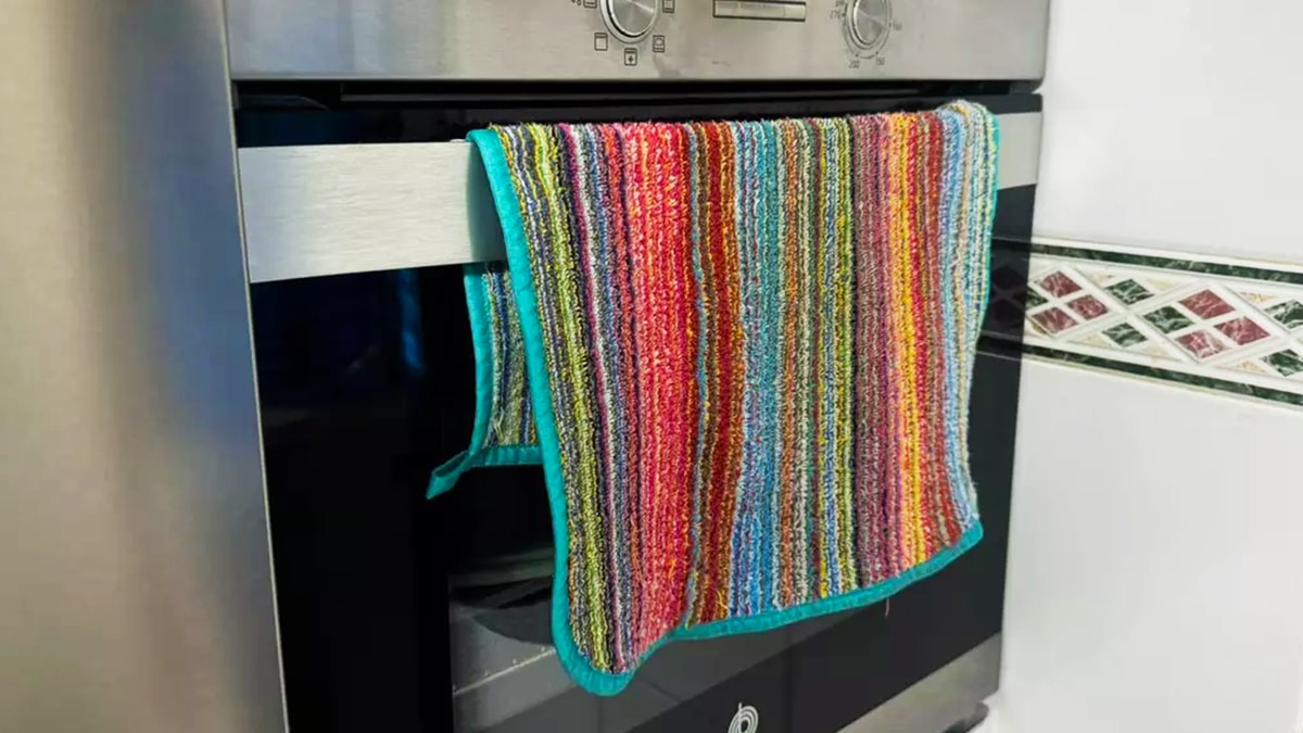 Torchon accroché à une porte de four