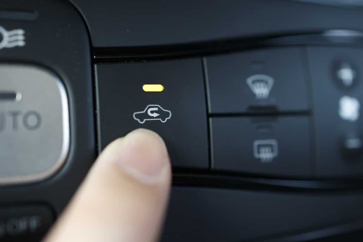 Voiture avec vitres embuées