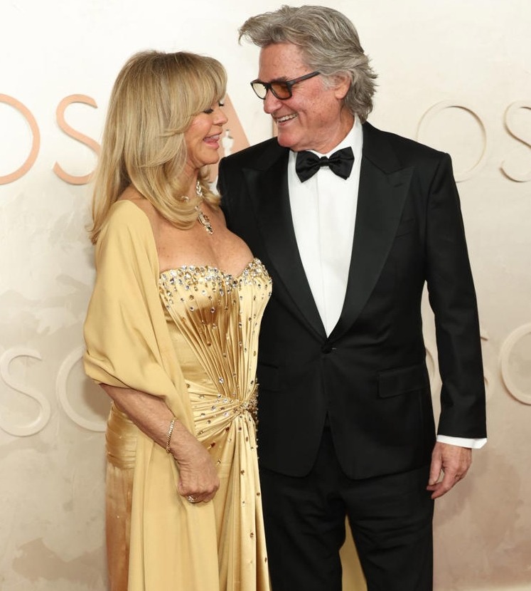Goldie Hawn et Kurt Russell souriants pendant un entretien