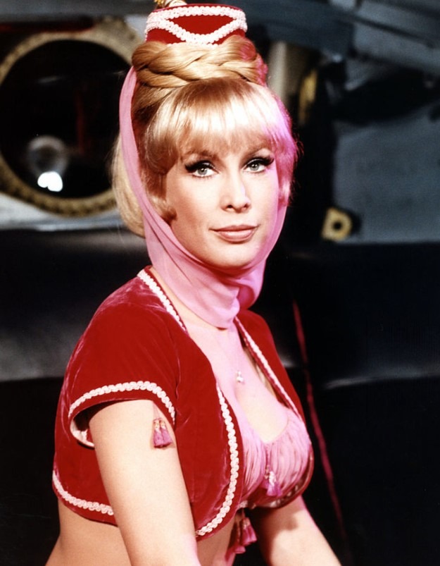 Barbara Eden jeune, souriante dans son costume de Jeannie