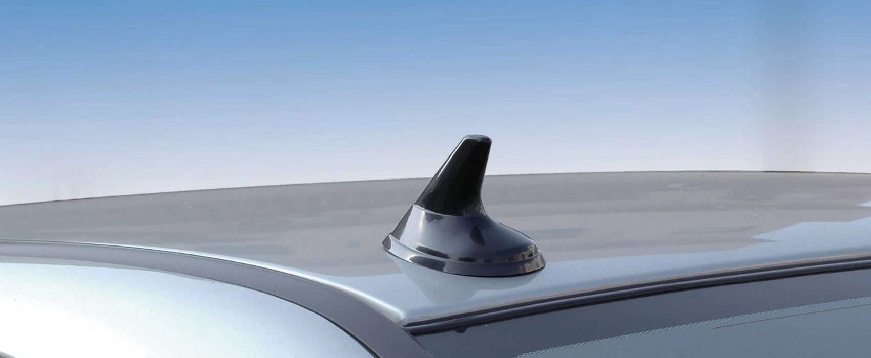 Aileron de requin moderne sur toiture de voiture