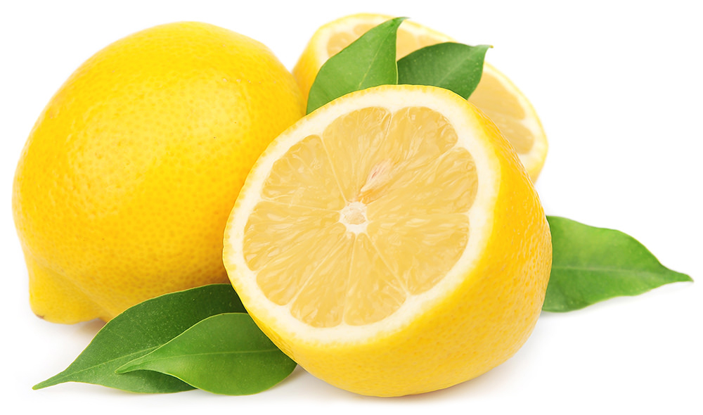 Citron coupé sur fond blanc