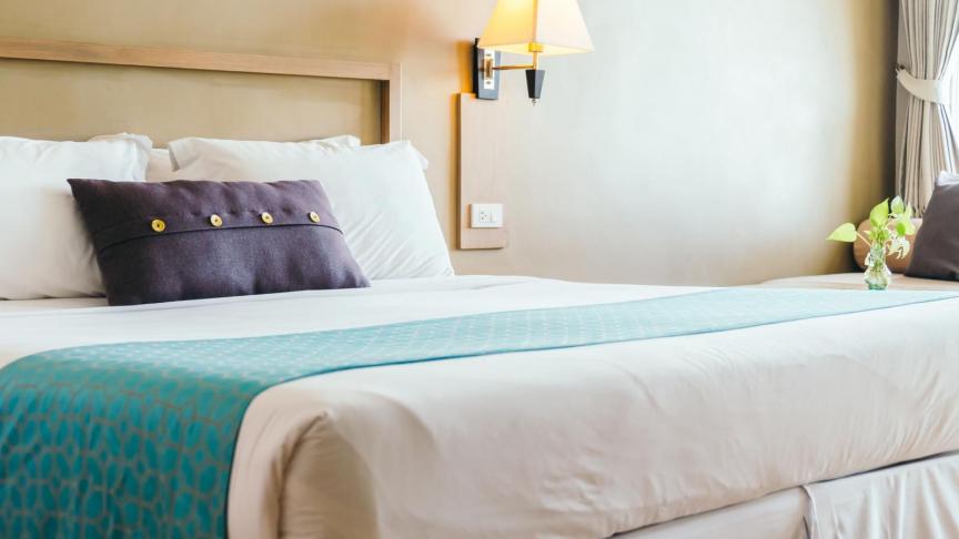 Détail d'un oreiller avec bandeau décoratif