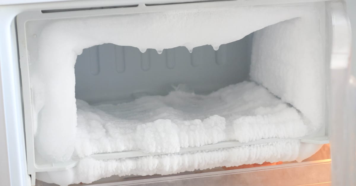 Congélateur recouvert de givre