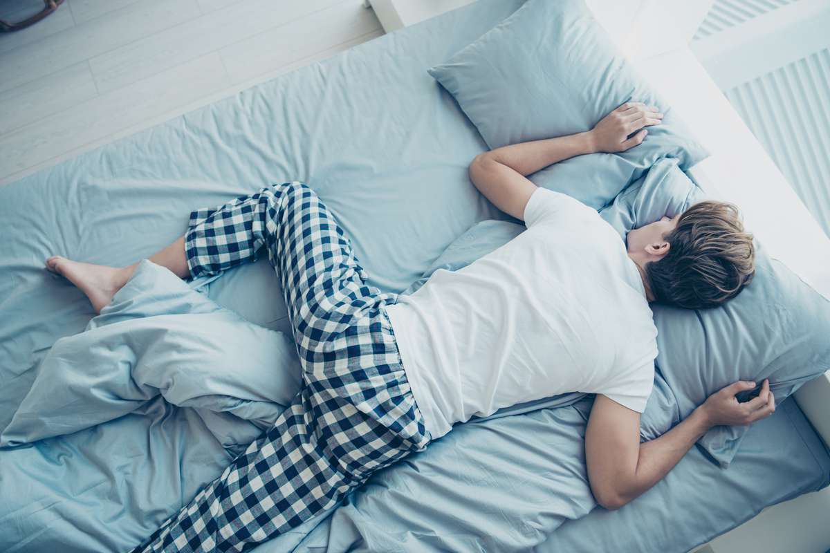Personne dormant sur le ventre avec nuque tordue