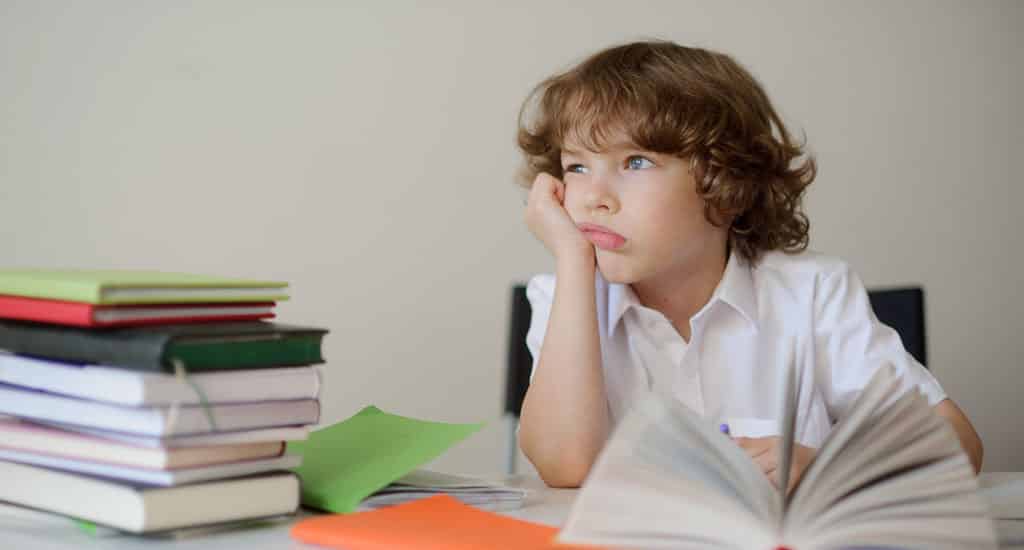Enfant concentré devant ses devoirs