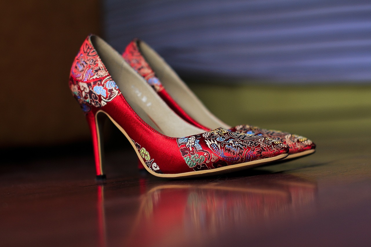 Talons hauts modernes avec accessoires
