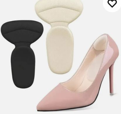 Chaussures vintage sur fond rouge