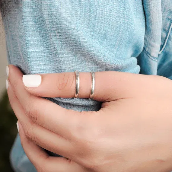 Bague de pouce raffinée pour femme, incarnant force et indépendance