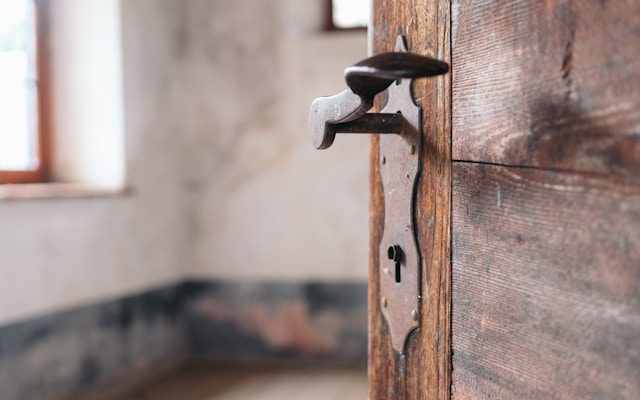 Pièce close avec clé au sol