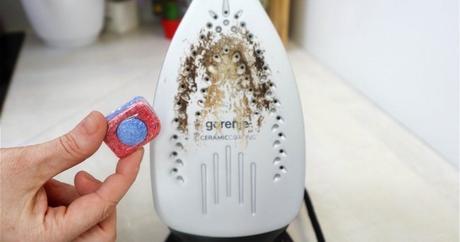 Matériel nécessaire : pastille pour lave-vaisselle, vinaigre blanc, cotons-tiges et papier absorbant