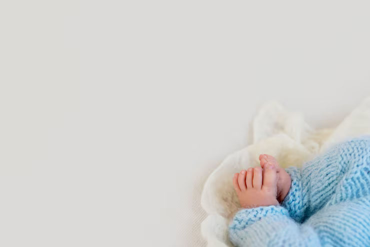 Bébé nouveau-né tenant le doigt de sa mère