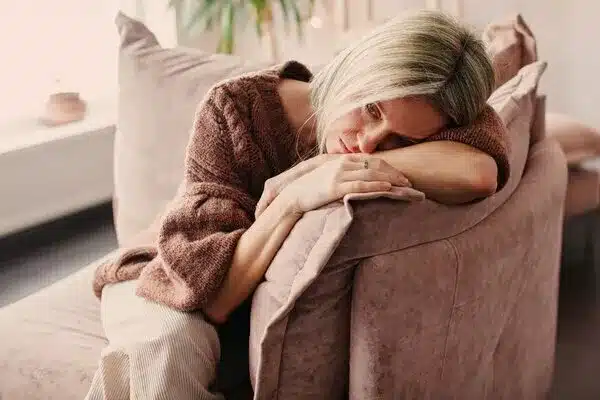 Personne regardant par la fenêtre avec sentiment de vide