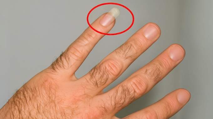 Différentes interprétations contemporaines de l'ongle long porté à l'auriculaire