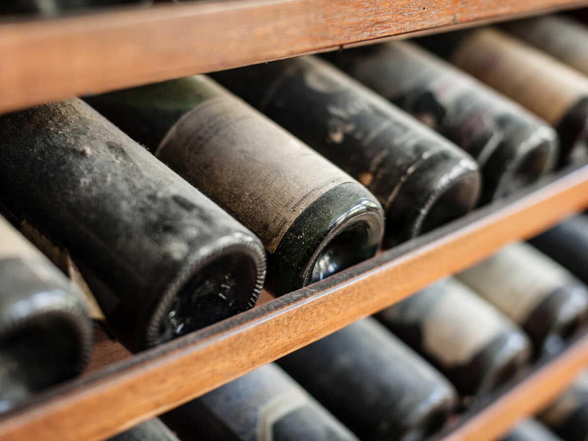 Service élégant d'une bouteille de vin