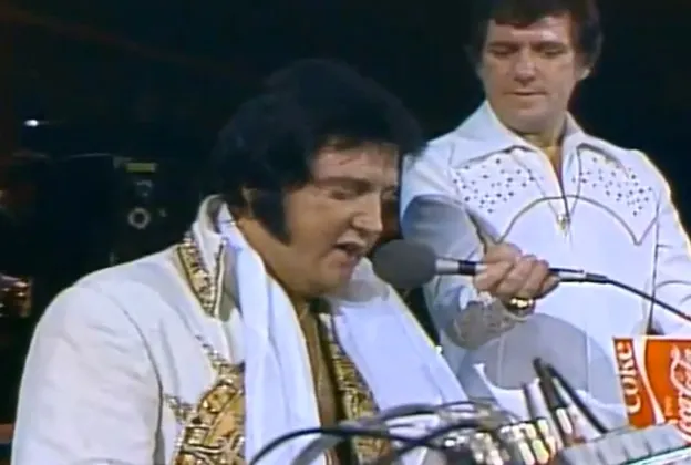 Elvis Presley chantant Unchained Melody